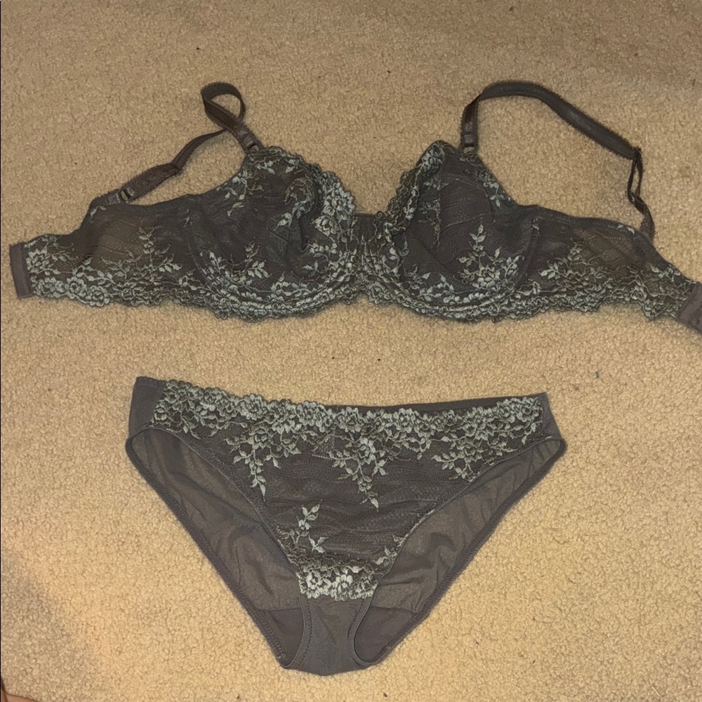 LIKE NEW WACOAL Gray Lace Bra and Panty Set